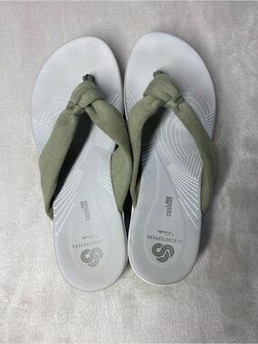 Clarks Cloudsteppers Sage Green Comfort Thong Sandals size 8
